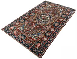 Corner detail of 1930s Bakhtiar rug showing border pattern and Wool pile