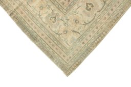 Backside of handmade 1900s Dorokhsh rug showing knot structure and weave density