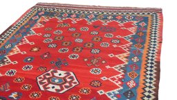Surface texture of 1940s Ghashghai rug with natural Wool and intricate pattern