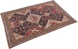 Corner detail of 1900s Ghashghai rug showing border pattern and Wool pile
