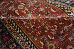 Full view of 2000s Ghashghai rug from Iran / Persia, 141 × 100 cm in Red tones