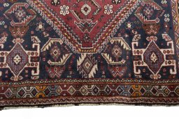 Central medallion detail of 2000s Ghashghai rug from Iran / Persia