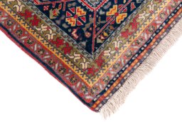 Central medallion detail of 1984s Ghashghai rug from Iran / Persia