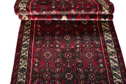 Corner detail of New Hamedan rug showing border pattern and Wool pile