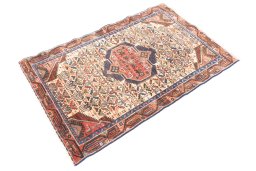 Corner detail of 1992s Hamedan rug showing border pattern and Wool pile