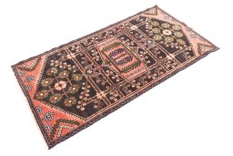 Corner detail of 1973s Hamedan rug showing border pattern and Wool pile