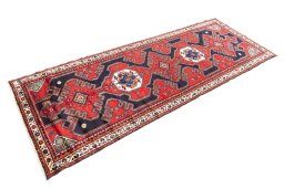 Corner detail of 1996s Hamedan rug showing border pattern and Wool pile