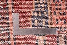 Corner detail of 1995s Hamedan rug showing border pattern and Wool pile