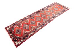 Corner detail of 1985s Hamedan rug showing border pattern and Wool pile