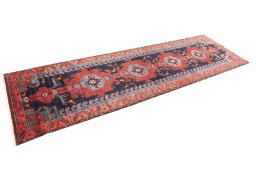 Corner detail of 1999s Hamedan rug showing border pattern and Wool pile
