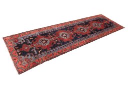 Close-up detail of 1999s Hamedan rug from Iran / Persia showing Wool weave