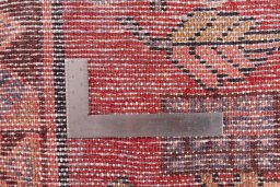 Corner detail of 1991s Hamedan rug showing border pattern and Wool pile