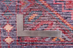 Corner detail of 1997s Hamedan rug showing border pattern and Wool pile
