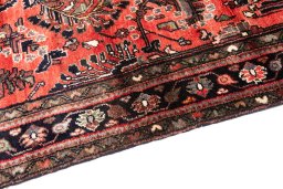 Backside of handmade 1970s Hamedan rug showing knot structure and weave density