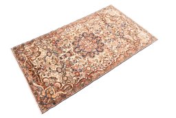 Corner detail of 1975s Hamedan rug showing border pattern and Wool pile