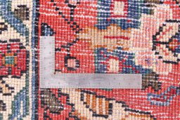 Corner detail of 1998s Hamedan rug showing border pattern and Wool pile