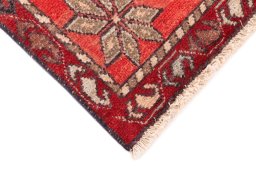Central medallion detail of 1975s Hamedan rug from Iran / Persia