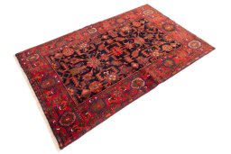 Corner detail of 1975s Hamedan rug showing border pattern and Wool pile
