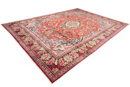 Corner detail of 2002s Hamedan rug showing border pattern and Wool pile