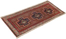 Corner detail of 1900s Heriz rug showing border pattern and Wool pile