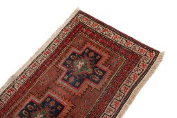 Surface texture of 1900s Heriz rug with natural Wool and intricate pattern