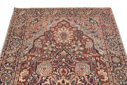 Surface texture of 1920s Heriz rug with natural Wool and intricate pattern
