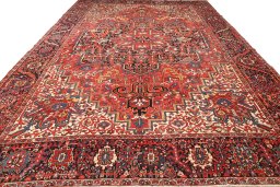 Central medallion detail of 1940s Heriz rug from Iran / Persia