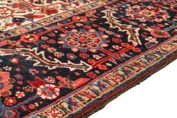 Central medallion detail of 1940s Heriz rug from Iran / Persia