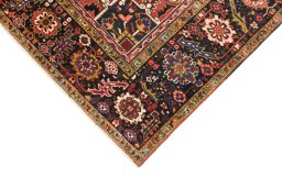 Central medallion detail of 1940s Heriz rug from Iran / Persia