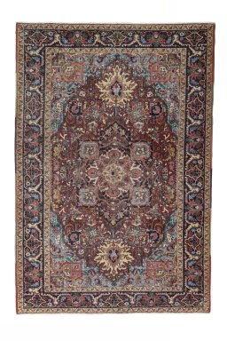 Full view of 1930s Heriz rug from Iran / Persia, 290 × 198 cm in Red tones