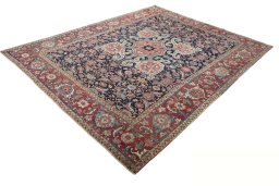 Corner detail of 1930s Heriz rug showing border pattern and Wool pile