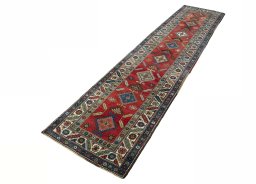 Corner detail of 1950s Heriz rug showing border pattern and Wool pile