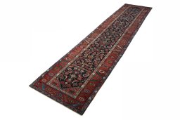 Corner detail of 1930s Heriz rug showing border pattern and Wool pile