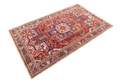 Corner detail of 1985s Heriz rug showing border pattern and Wool pile