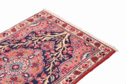 Surface texture of 1920s Heriz rug with natural Wool and intricate pattern
