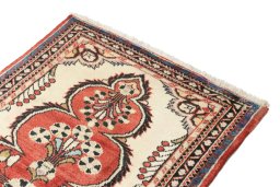 Surface texture of 1990s Lilian rug with natural Wool and intricate pattern