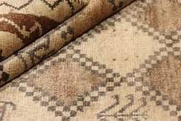 Corner detail of 1940s Lori rug showing border pattern and Wool pile
