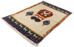 Corner detail of New Lori rug showing border pattern and Wool pile