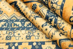 Corner detail of New Lori rug showing border pattern and Wool pile