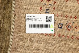 Corner detail of New Lori rug showing border pattern and Wool pile