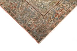 Backside of handmade 1900s Mahal rug showing knot structure and weave density