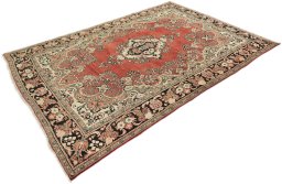 Corner detail of 1920s Mahal rug showing border pattern and Wool pile