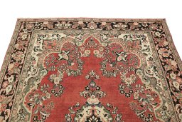 Surface texture of 1920s Mahal rug with natural Wool and intricate pattern