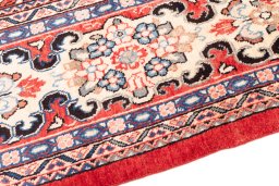 Surface texture of 1975s Mahal rug with natural Wool and intricate pattern