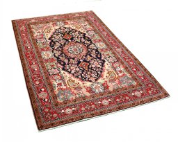 Corner detail of 1970s Malayer rug showing border pattern and Wool pile