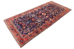 Close-up detail of 1979s Malayer rug from Iran / Persia showing Wool weave