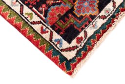 Central medallion detail of 1975s Malayer rug from Iran / Persia