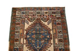 Surface texture of 1900s Sarab rug with natural Wool and intricate pattern