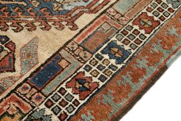 Central medallion detail of 1900s Sarab rug from Iran / Persia