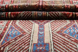 Surface texture of 1900s Sarab rug with natural Wool and intricate pattern